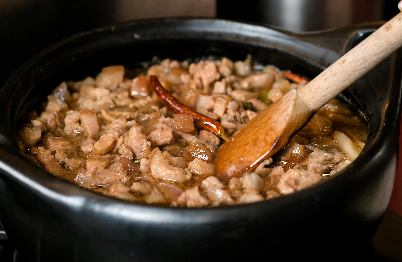 Simmering pork belly